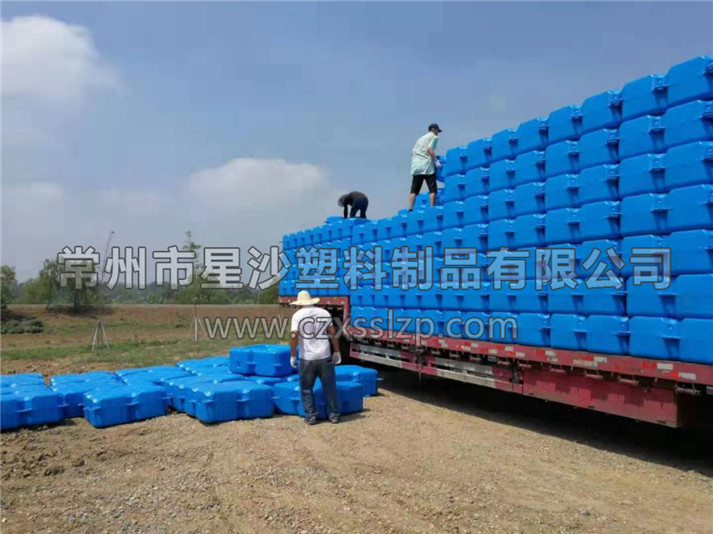 图为水上木屋浮筒当天发货后，安全抵达安徽亳州安装地，工人们正在进行卸车作业。